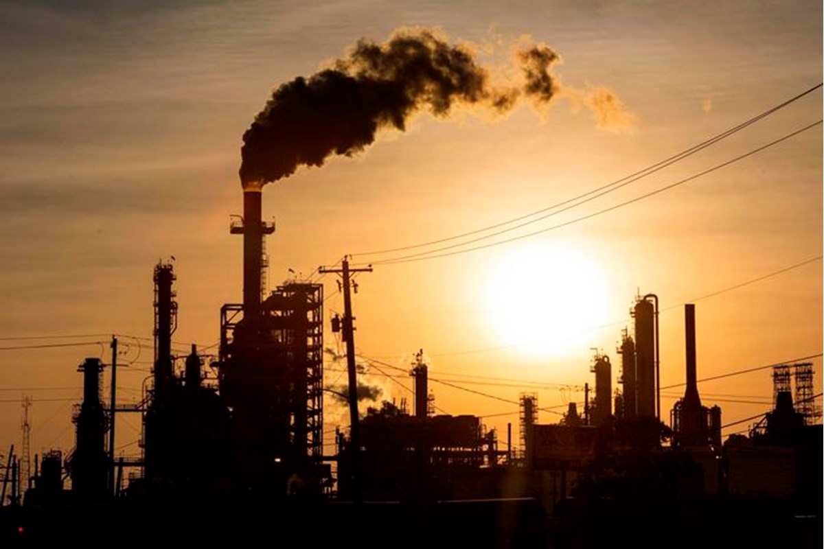 Il petrolio crolla a New York a 37,34 dollari, oltre 2 dollari in meno rispetto a ieri