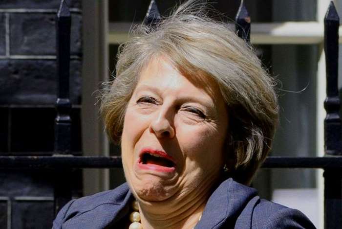 Ultimo giorno per Theresa May per siglare l'alleanza con l'UDP e formare un nuovo governo