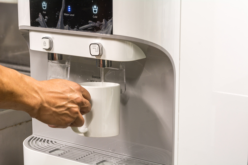 Acqua alla spina: perché dire basta alle bottiglie di plastica in ufficio