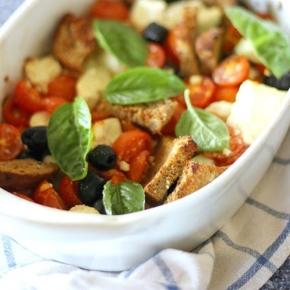 Feta al forno con pomodori, pane e olive