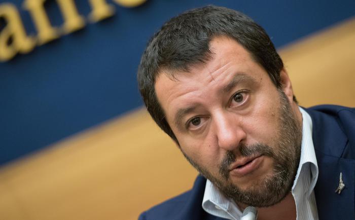 Salvini: «Dieci vaccini obbligatori sono inutili e pericolosi, tutti i bimbi a scuola»