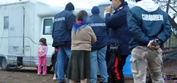 Maxi bliz nel campo nomadi della Collatina a Roma