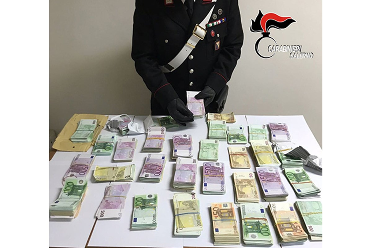 Trovato con 340mila euro in casa, scattano le indagini