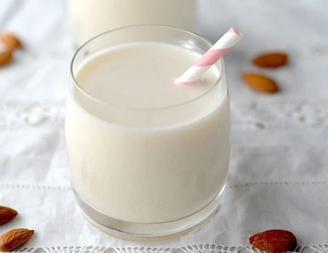 Bibite estive rinfrescanti: il latte di mandorla, al sud!!
