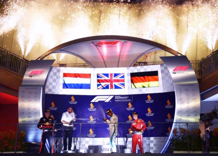 Formula 1 Hamilton vince a Singapore. Solo terzo Vettel