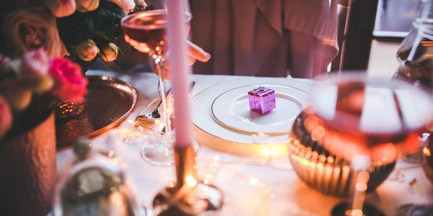 Total white, tradizionale o scintillante: scegli la tua tavola di Natale